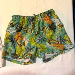 Bermuda shorts with elastic waistband and adjustable front laces. leaves design.